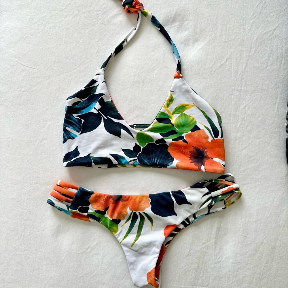 Midori Bikinis hibiscus “Croatia” and “Tavarua” bikini